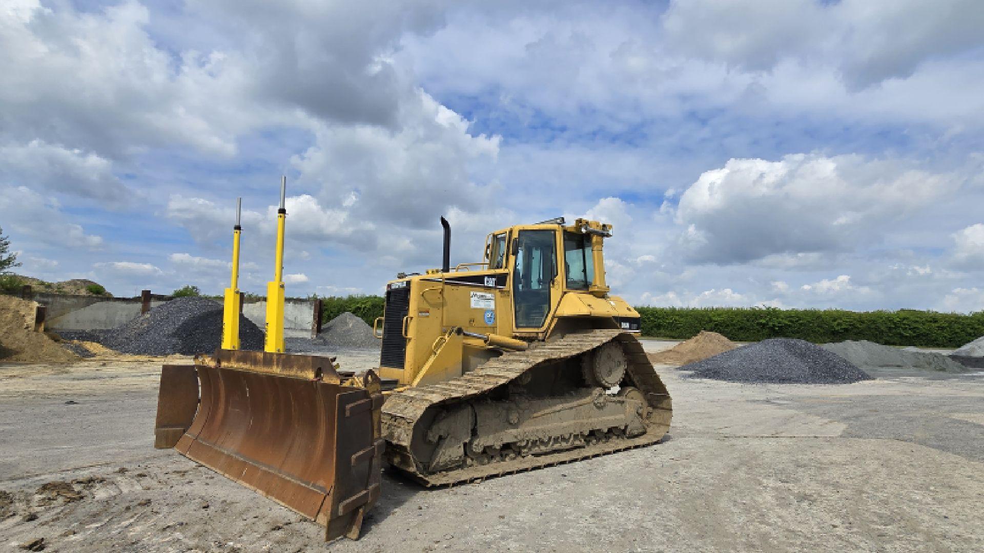 CAT D6N raupe mit Moorlaufwerk, Deltafahrwerk und Dreiwegeschild mit einer Kapazität von ca. 4 m³.