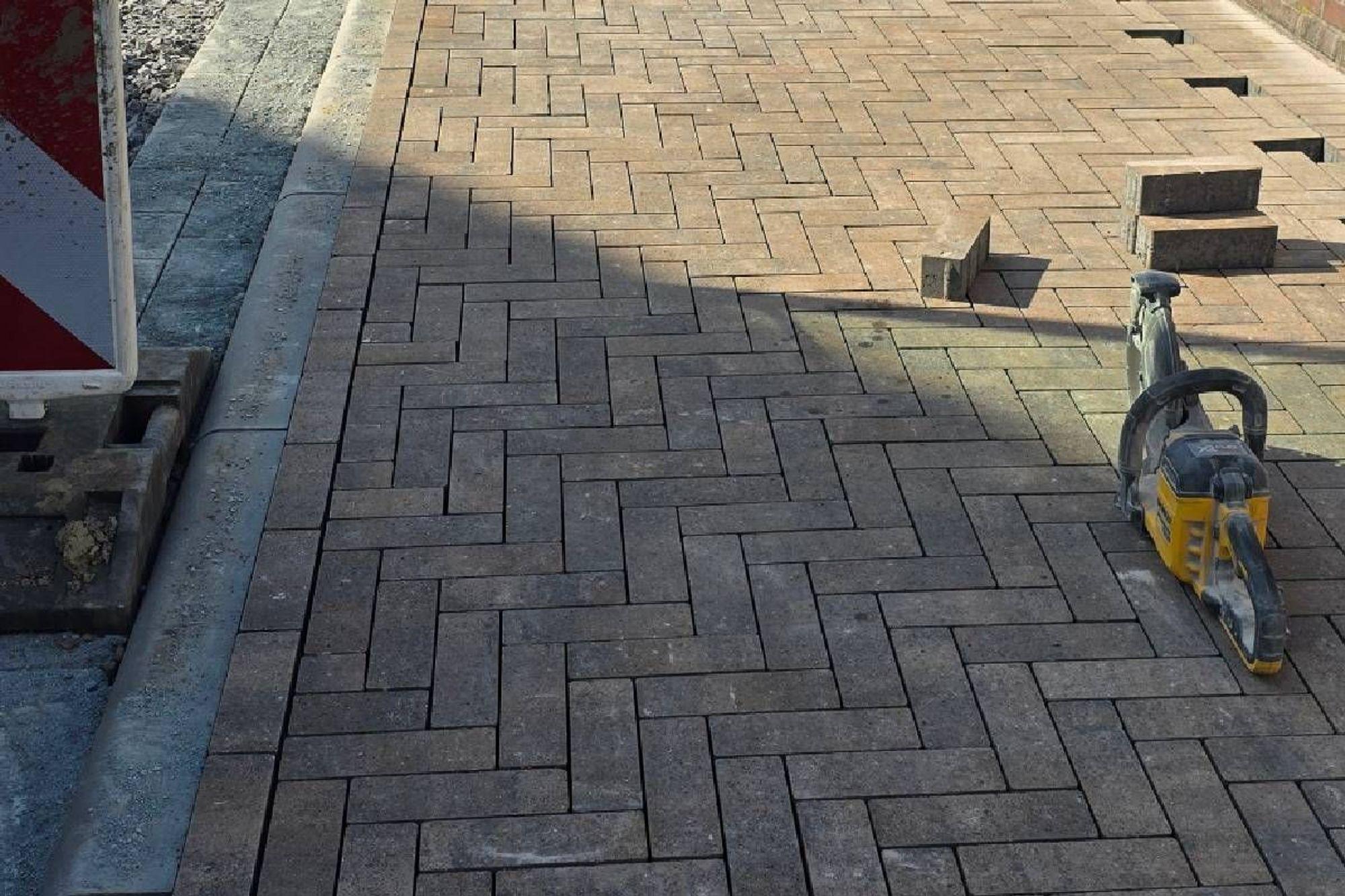 Hier sehen wir den fast fertiggestellten Gehweg.