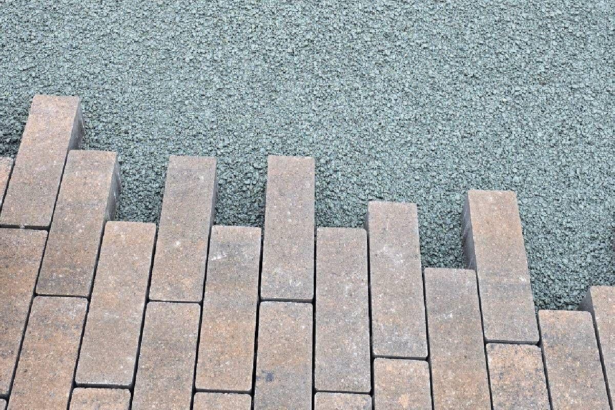 Die Pflasterarbeiten schreiten voran.