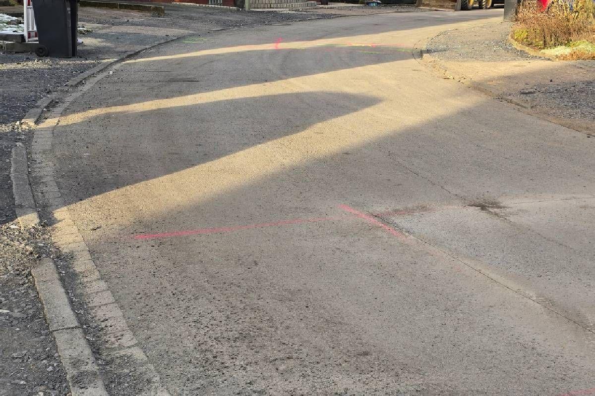 Hier ist die Krumme Straße in Herbern vor den Pflasterarbeiten zu sehen.