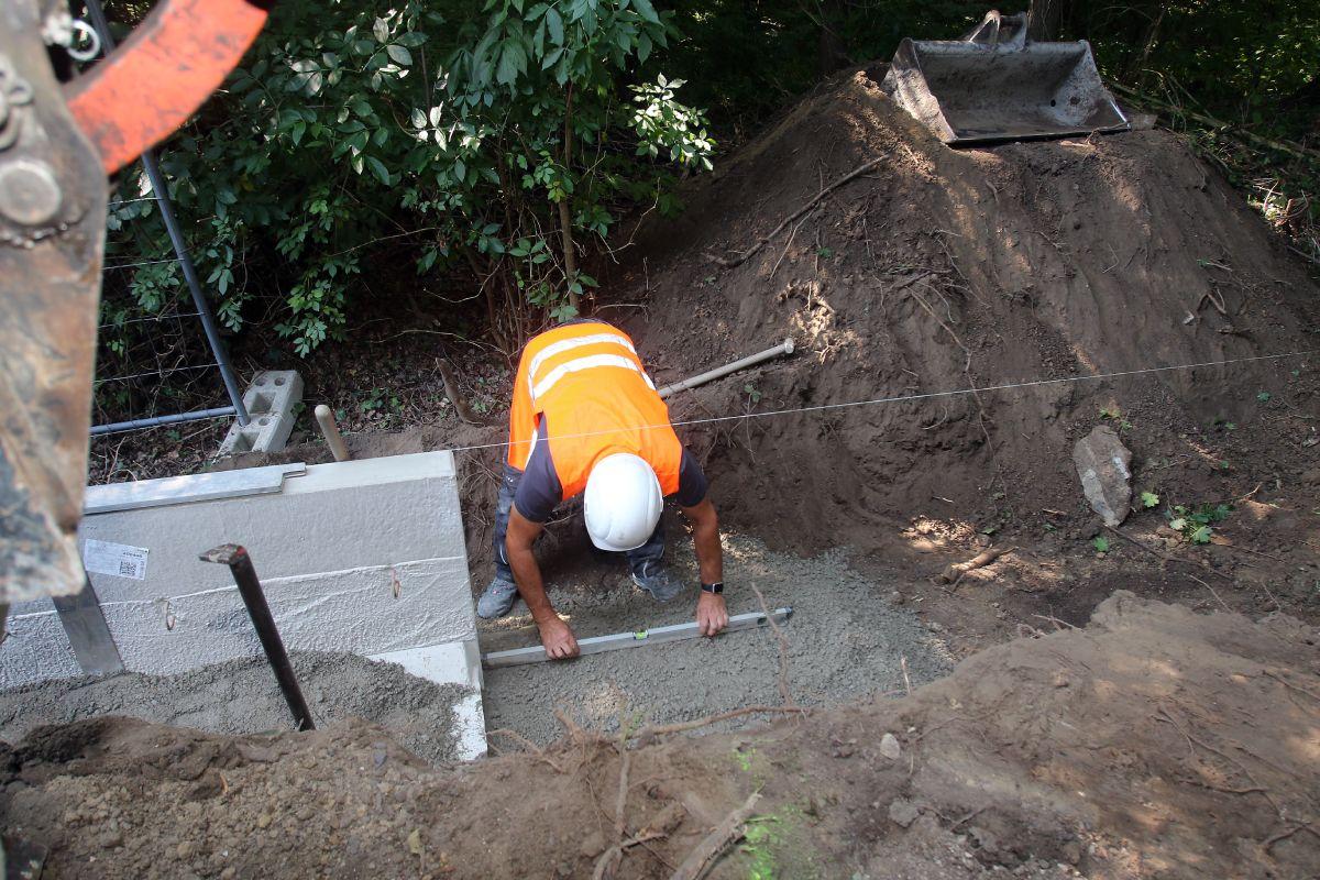 Genaue Vorbereitung des Unterbaus der L-Steine sorgt für eine präzise Versetzung.