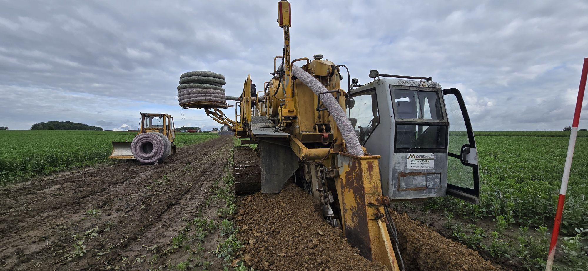 Sicht vom Boden auf die Drainagemaschine.
