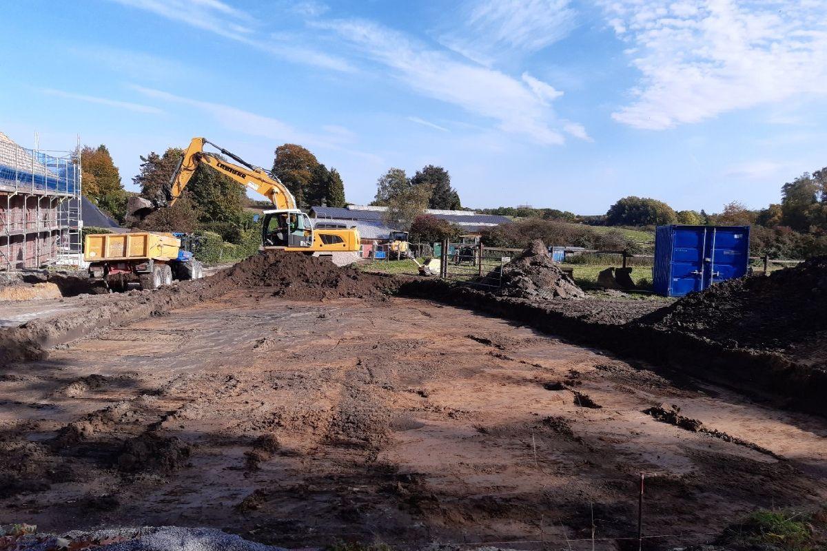 Der Oberboden ist abgetragen und die Höhen sind angeglichen.
