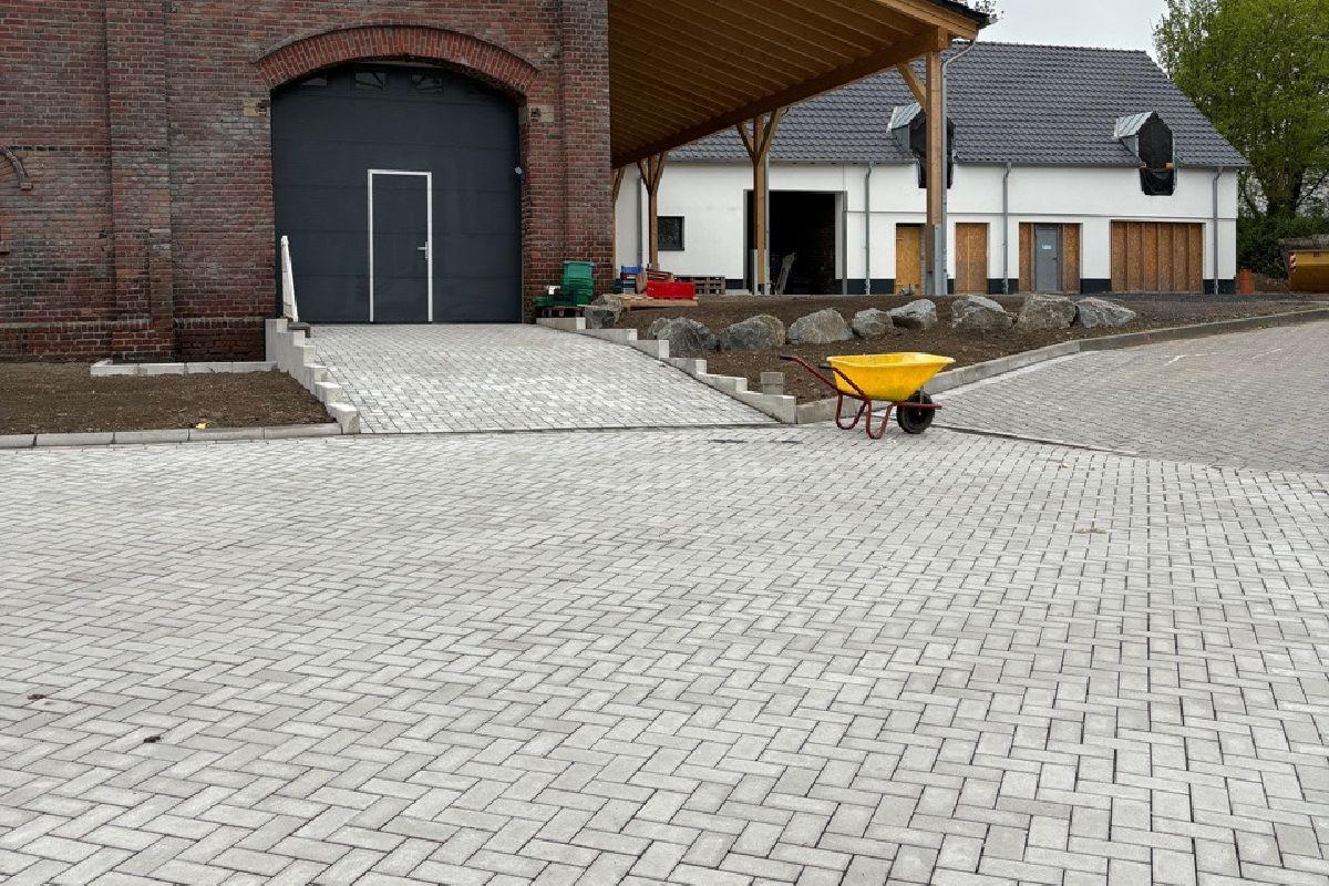 Dies ist der neu geschaffene Lieferanteneingang des Hofladens inklusive Rampe zur Materialbelieferung.