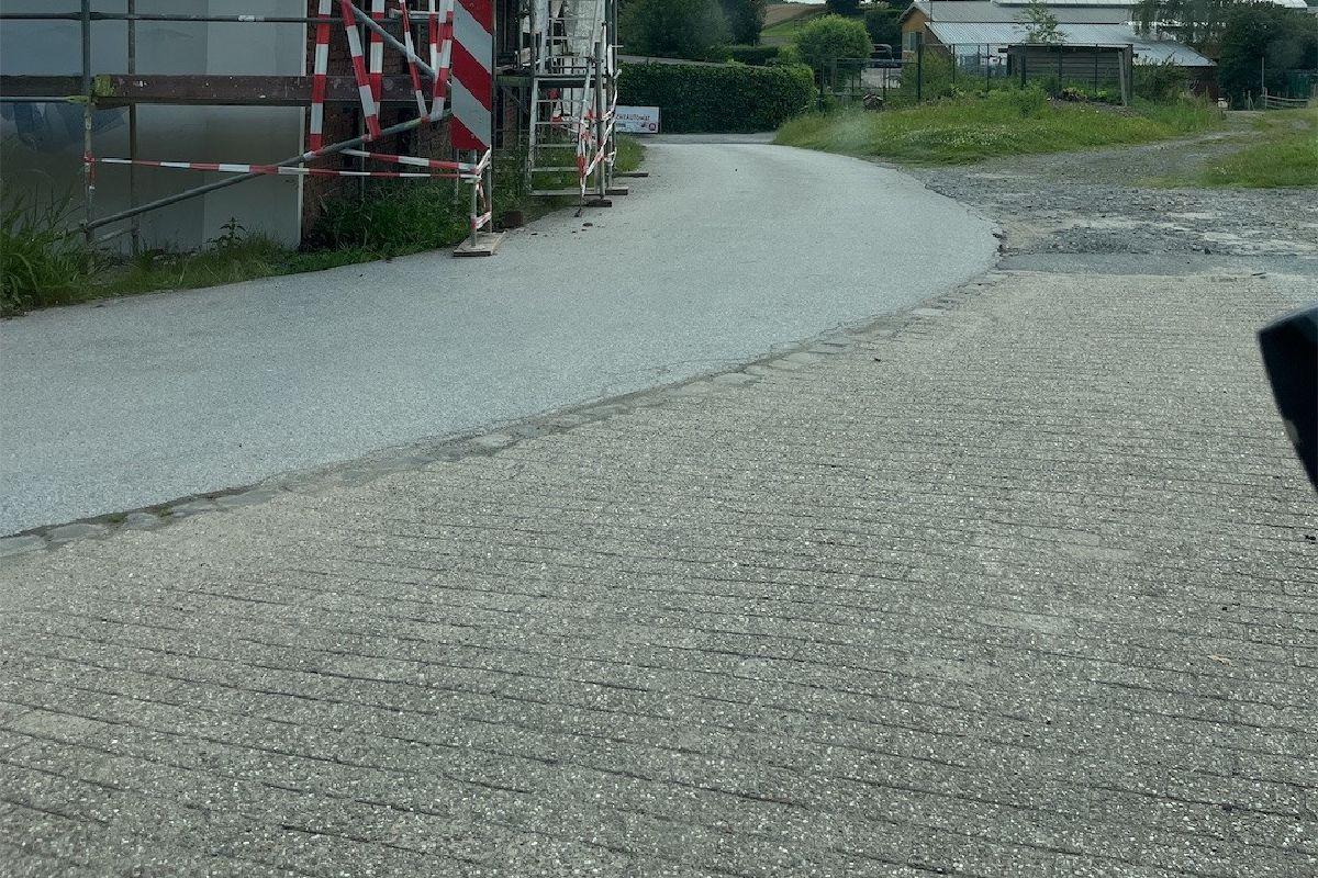 Hier entstehen die Parkplätze (rechts) und der Haupteingang (links).