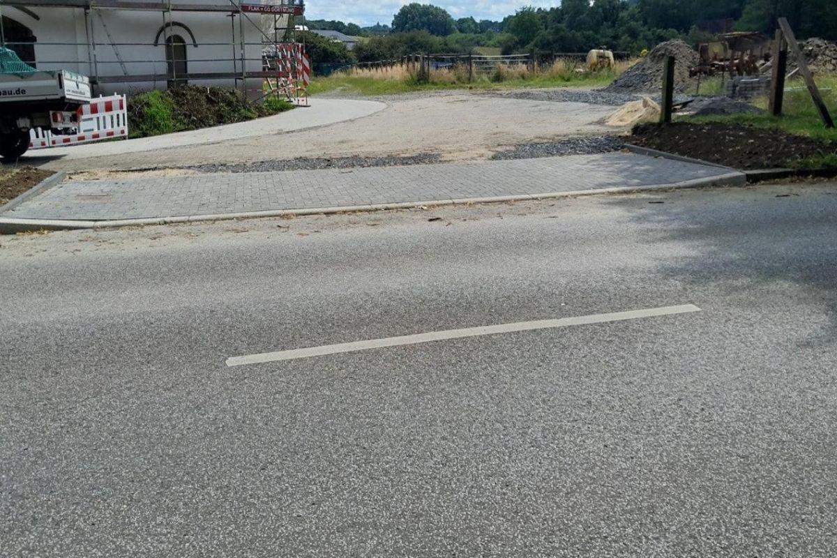 Blick auf die ehemalige Zufahrt des Hofs Große Lahr, auf der die Parkplätze und der Haupteingang entstehen.