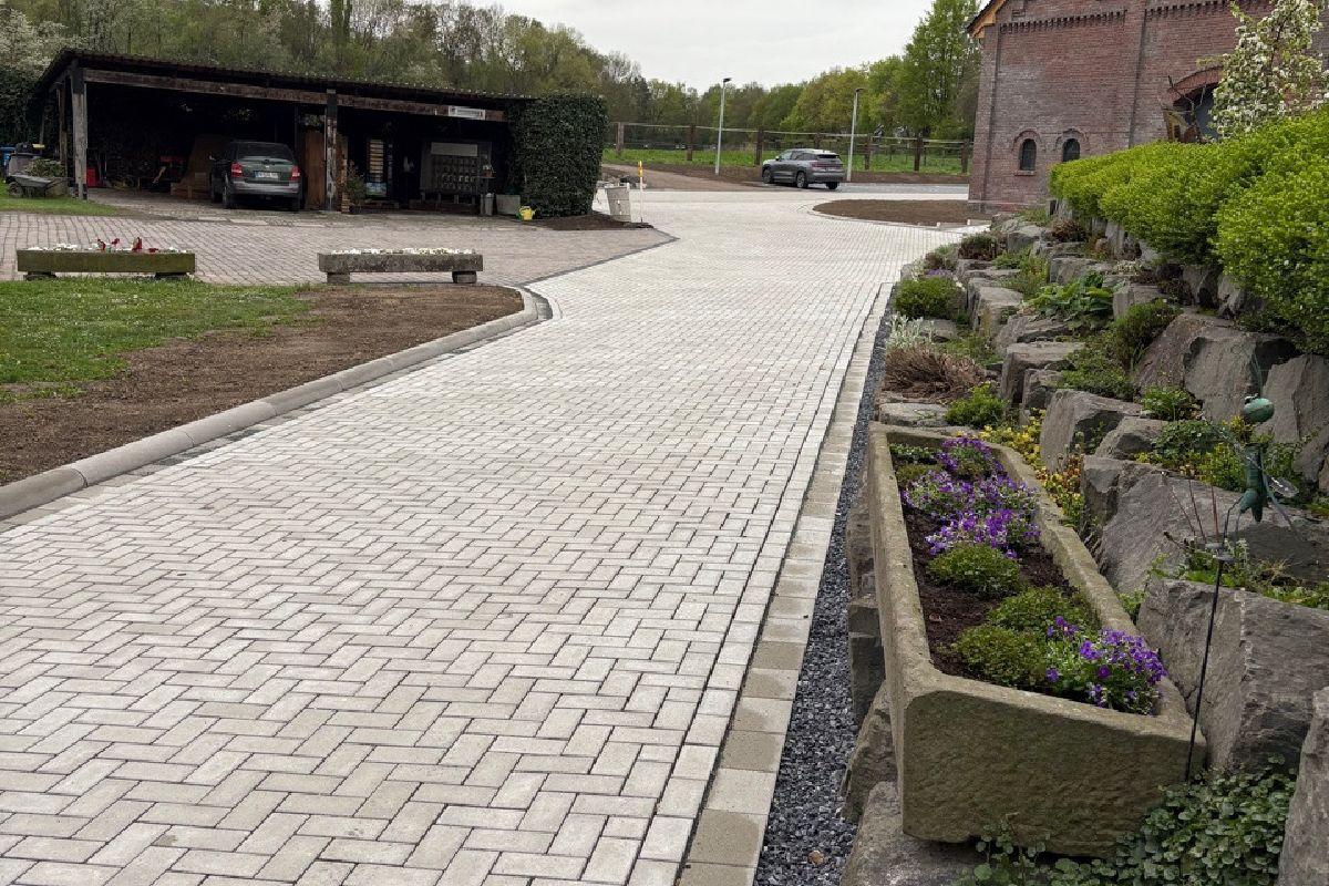 Hier ist der neu gepflastete Weg im hinteren Bereich des Hofs Große Lahr zu sehen.
