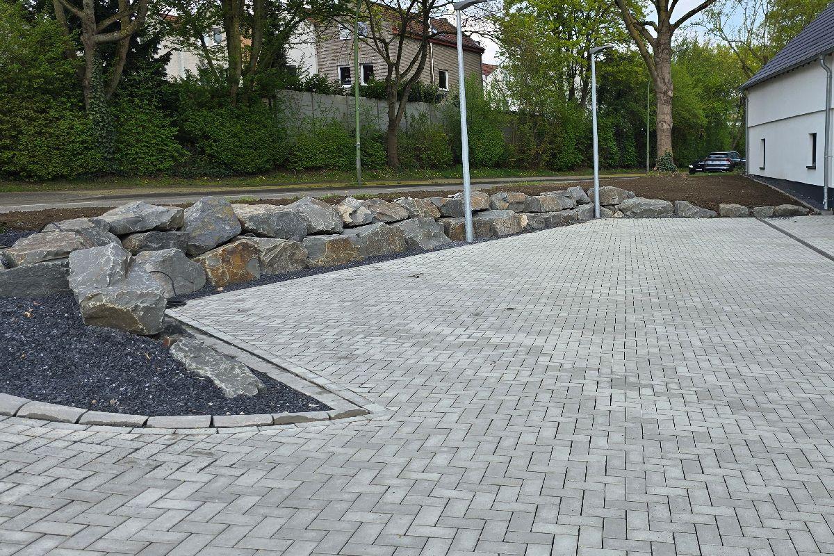 Auch hier sind neue Parkplätze entstanden. Mit Natursteinen wurde die Böschungssicherung vorgenommen.