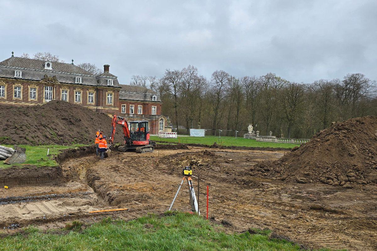Mittendrin: Wegebau an der Oranienburg am Schloss Nordkirchen. Hier wird gerade die Planumsdrainage verlegt.