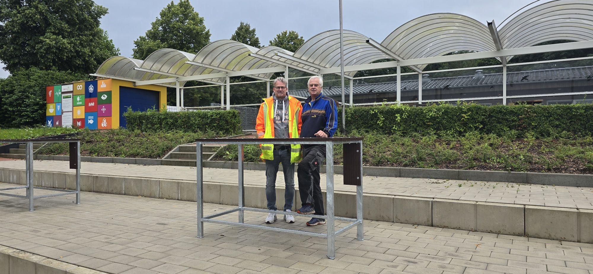 Bei der Tribünenübergabe an den SV Herbern 1919: Andreas Bergmann, unser Bauleiter und Jürgen Steffen, erster Vorsitzender.