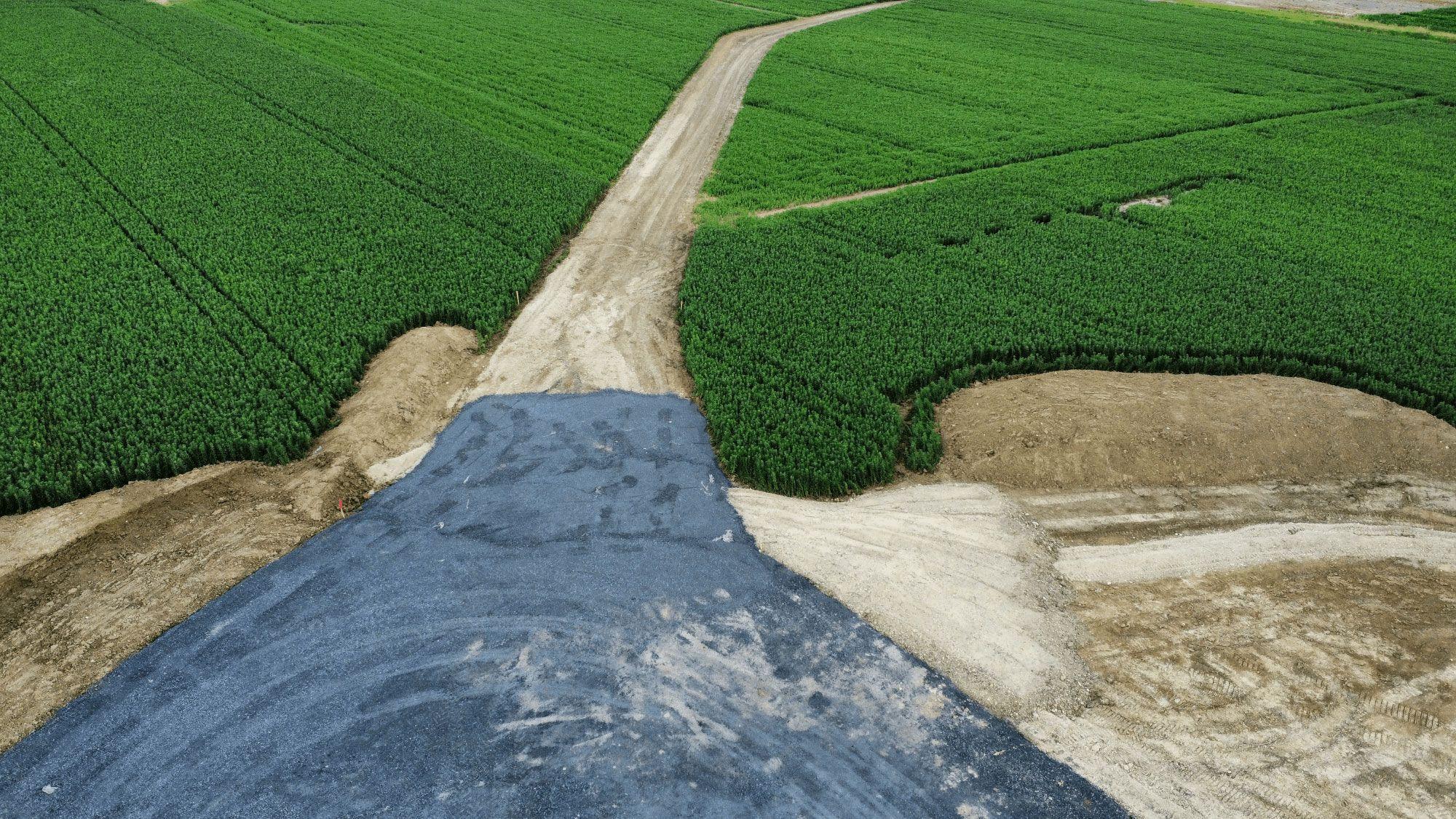 Drohnenaufnahme: Auf der linken Seite der temporären Zuwegung befindet sich die Drainage zum Entwässerungsgraben.