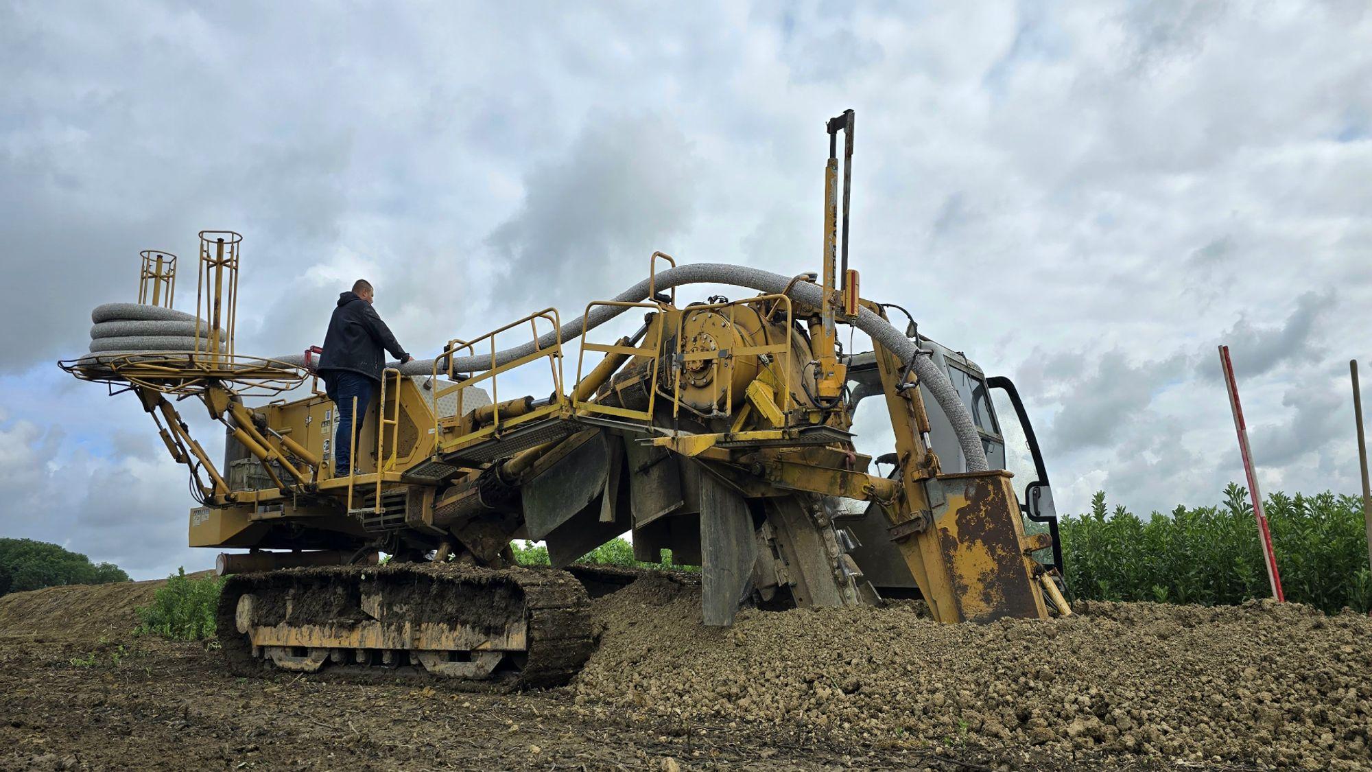 Drainagemaschine Mastenbroek M 3500,  verlegt bis in eine Tiefe von 2,00 m, - GPS-Dokumentation, lasergesteuerte Höhenkontrolle, paralleler Kiesverfüllungsschacht, Moorlaufwerk.