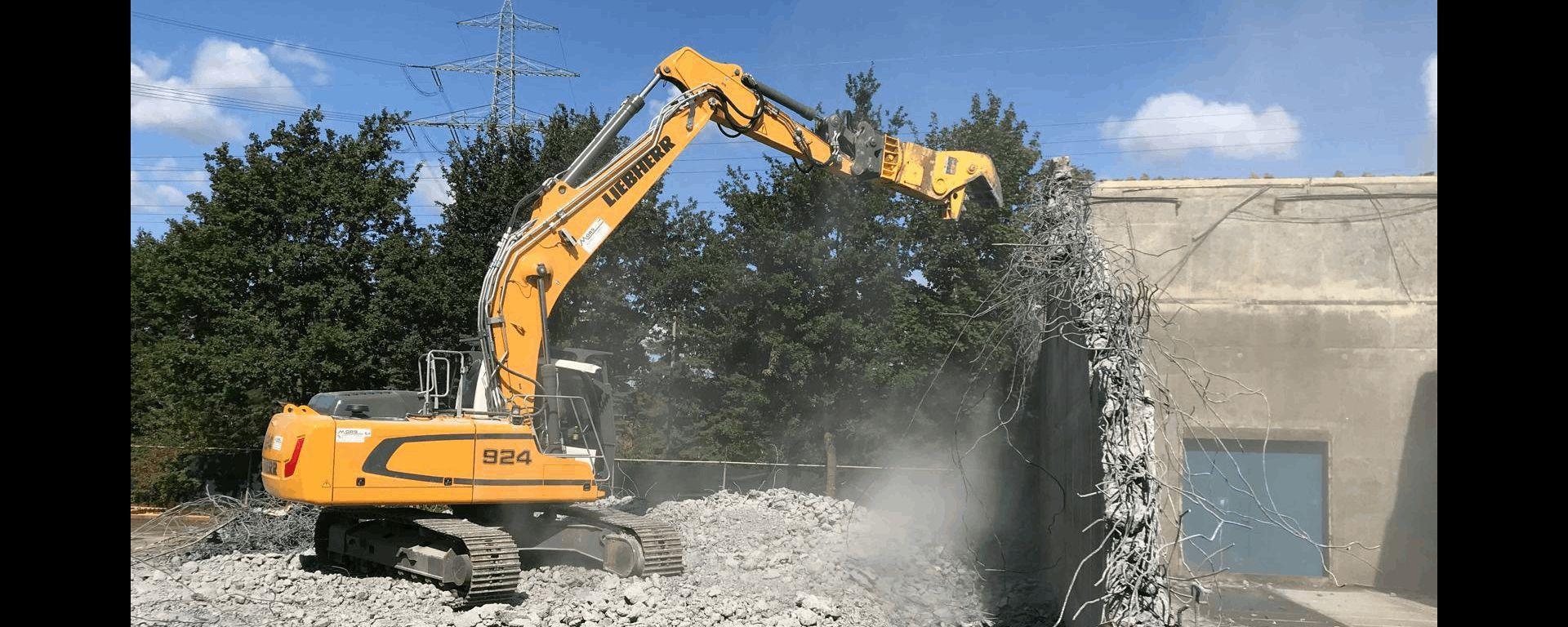 Abbruch eines Industrie-Gebäudes in Betonbauweise - ebenfalls mit einem Liebherr-Bagger.