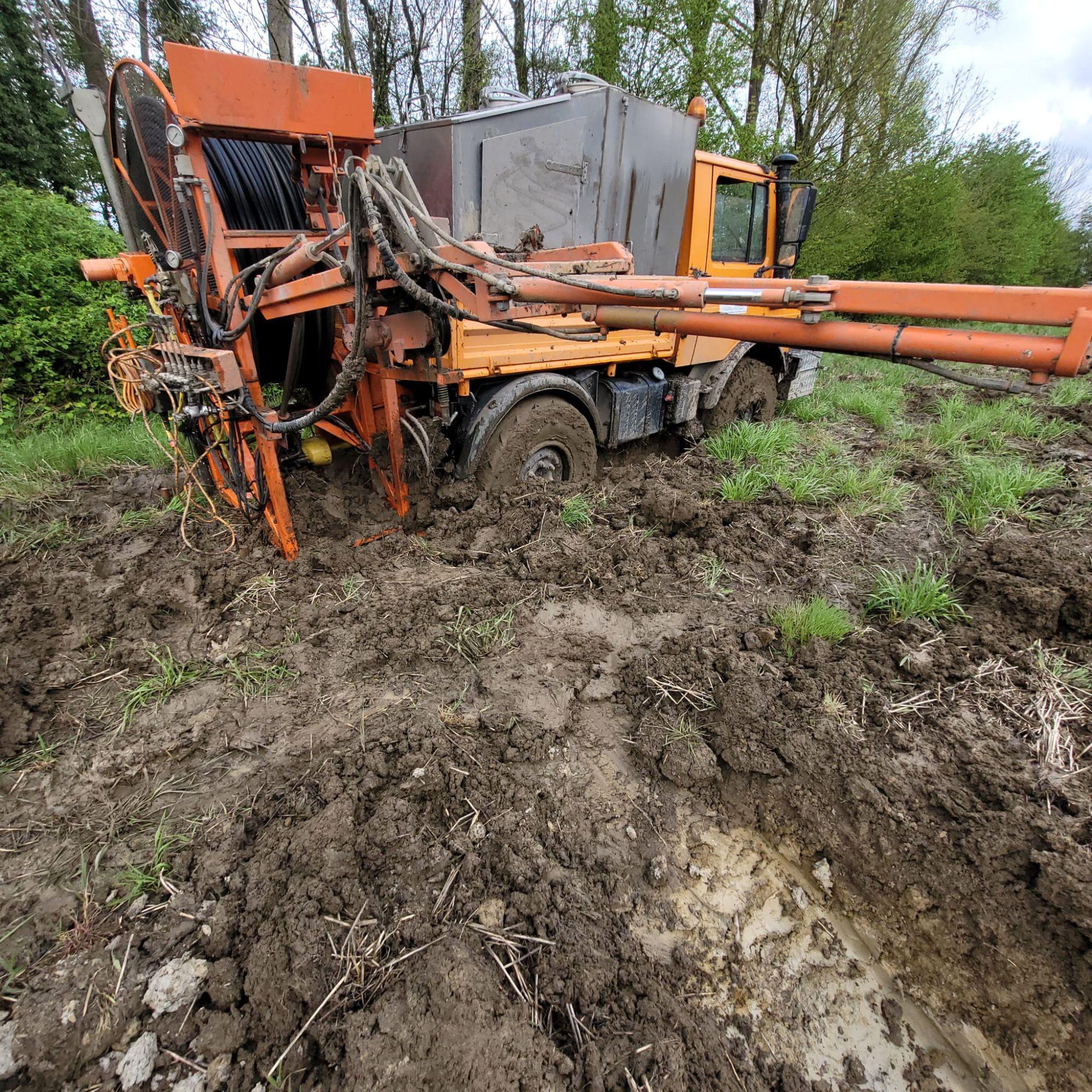 Unimog inklusive Drainagespülgerät mit einer Nutzlast von 7,5 t. Drainagespülgerät des Unimog im Einsatz.