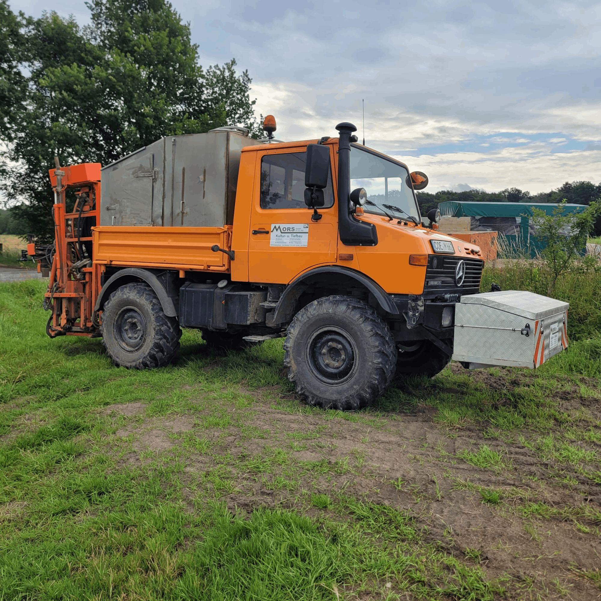 Mercedes Unimog M1600 inklusive Drainagespülgerät mit einer Nutzlast von 7,5 t. 