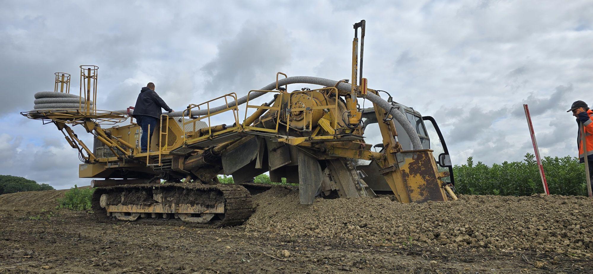 Sicht von der Seite auf die Drainagemaschine.