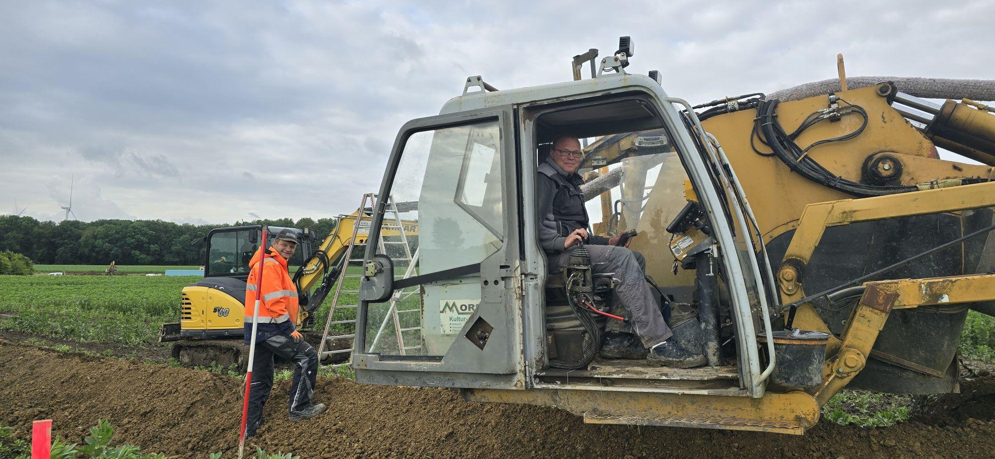 Die Drainagemaschine und unsere Kollegen im Einsatz.