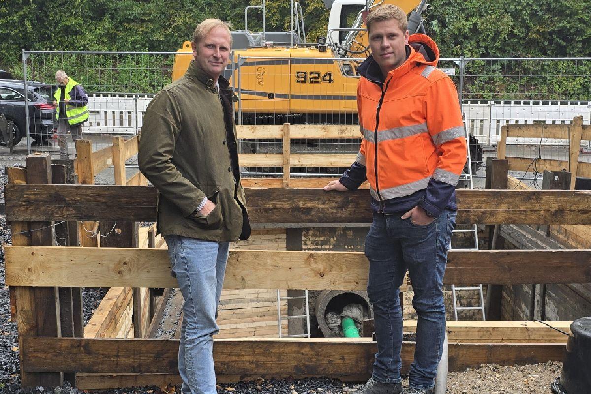 Geschäftsführer Max Kersting und Bauleiter Philip am Tag der Anlieferung des Lamellenklärers