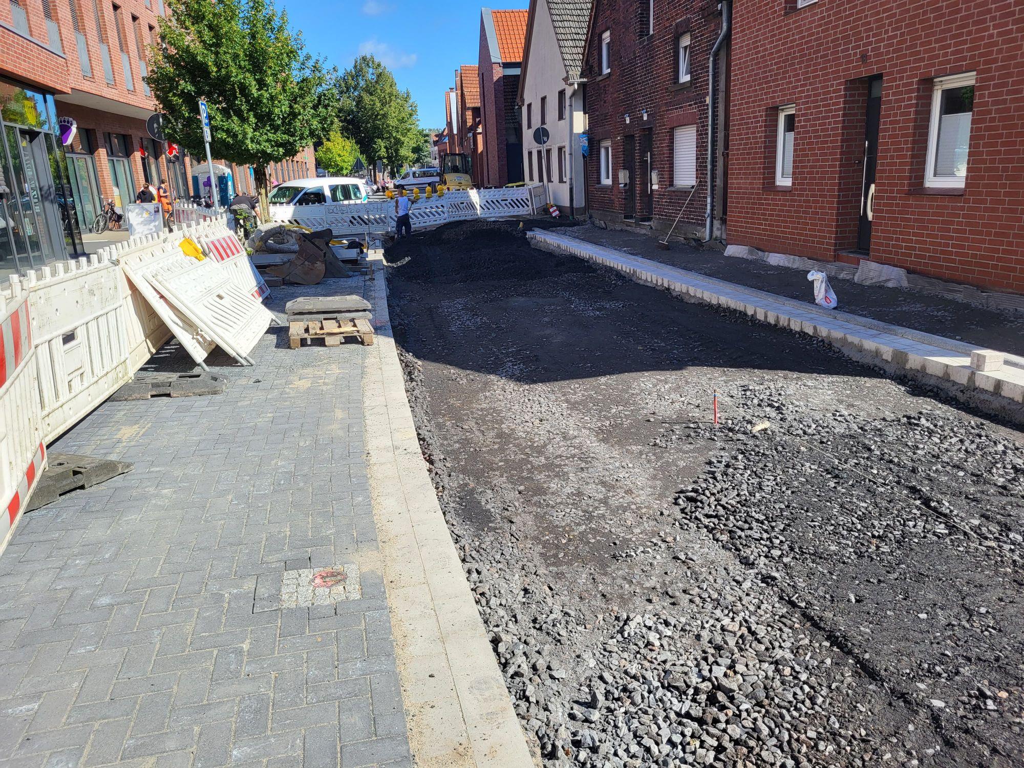 Die Schottertragschicht ist aufgetragen und der Parkstreifen auf der linken Seite fertiggestellt.