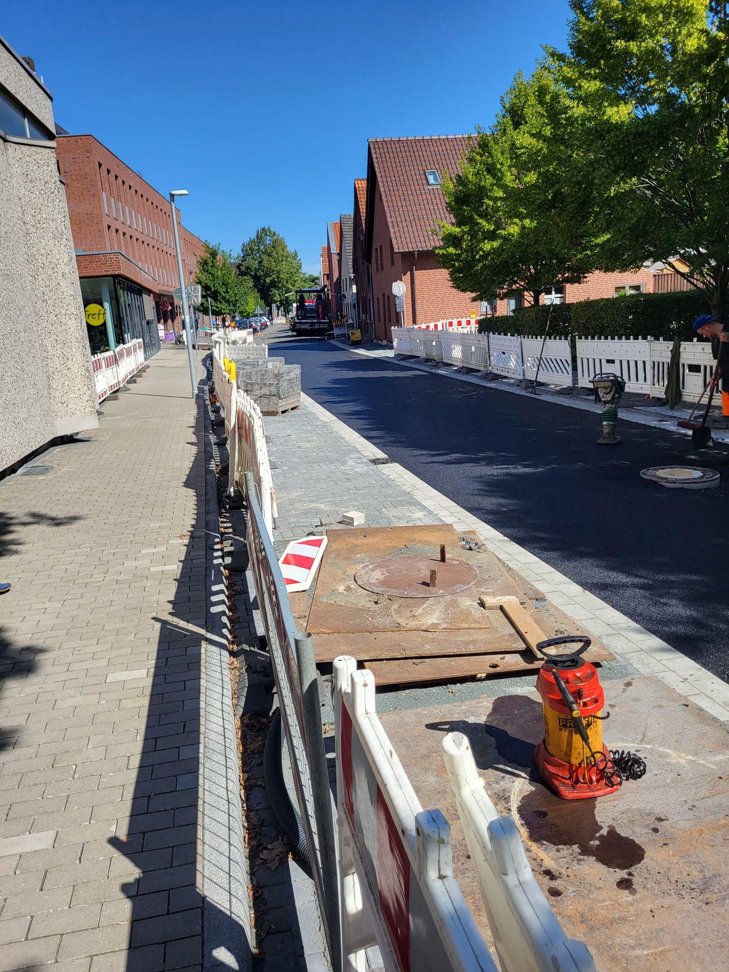 Die Neustraße kurz vor der Fertigstellung. Zu sehen ist die neue Asphalt-Tragschicht. Zwei weitere Schichten folgten noch.