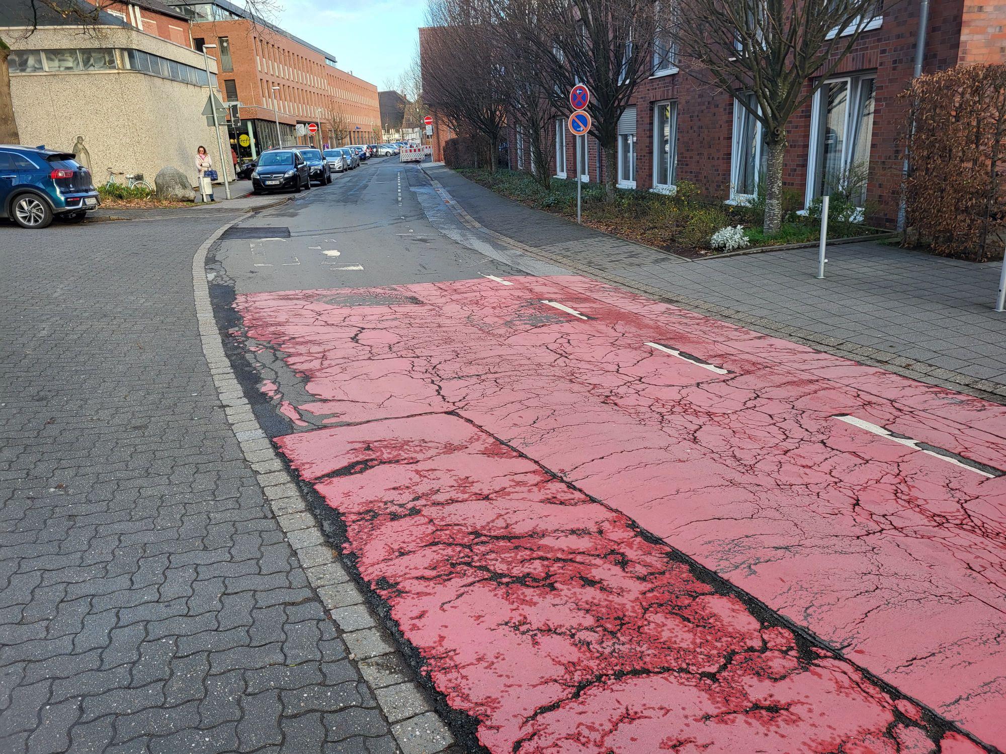 Die Neustraße vor Beginn der Straßenbauarbeiten.