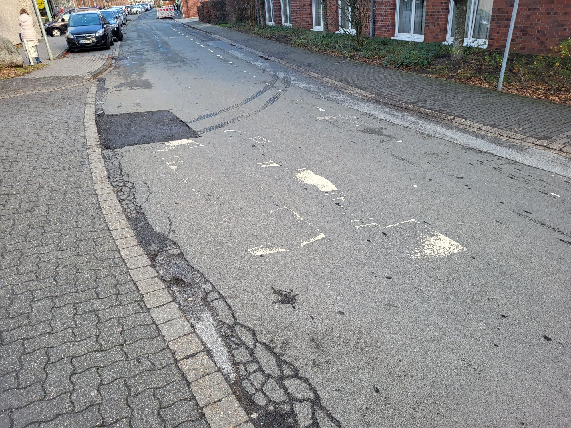 Ein anderer Teil der Neustraße vor Beginn der Straßenbauarbeiten.