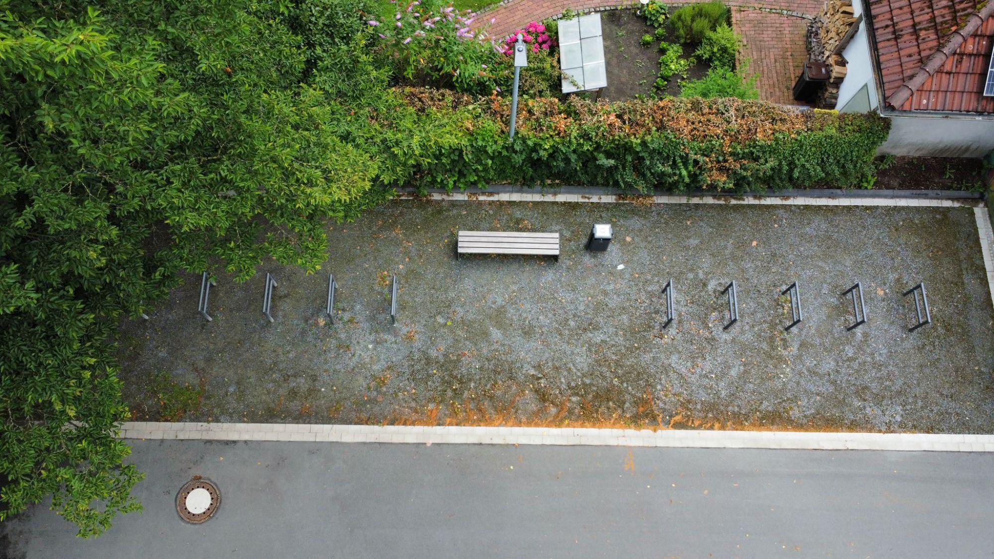 Parkplatzmöblierung inklusive Fahrradständern, Bänken und Mülleimern.