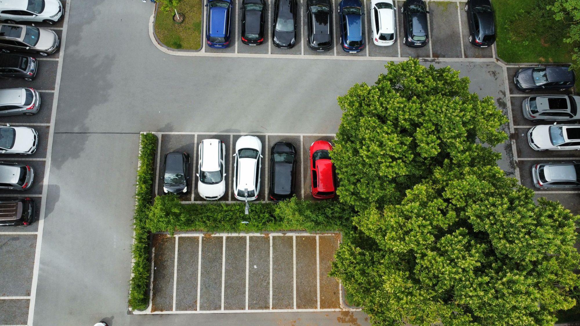 Blick auf einen Teilabschnitt des Parkplatzes. Besonders die gärtnerischen Arbeiten und die ansprechende Oberflächengestaltung fallen ins Auge.