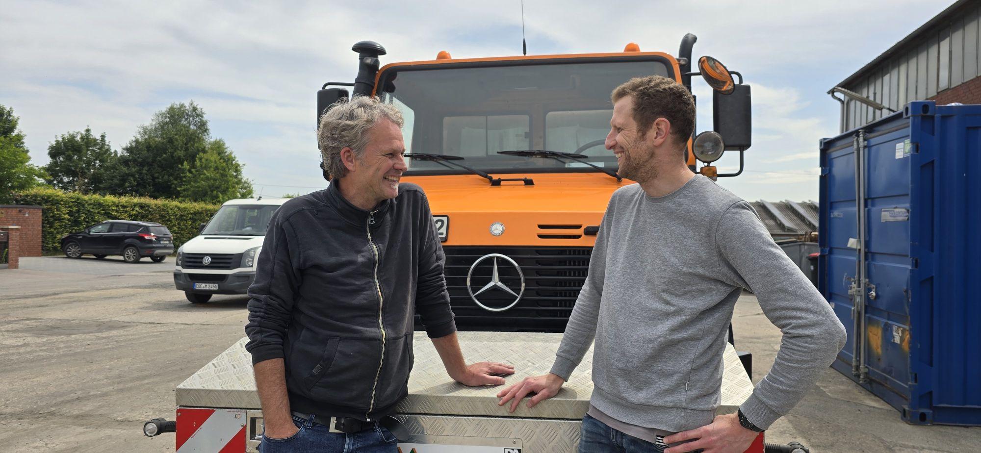 Andreas und Peter vor dem Mercedes Unimog.