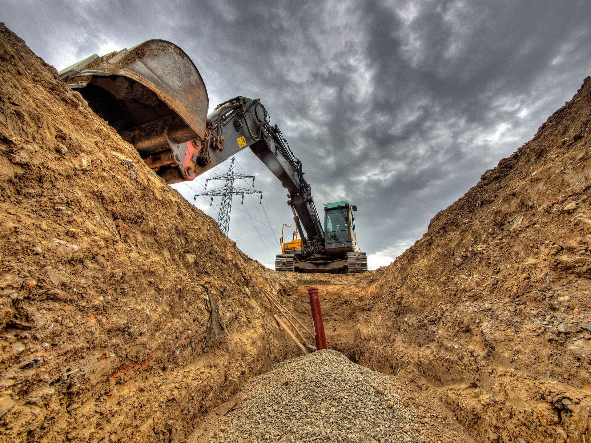 Bagger über Baugrube