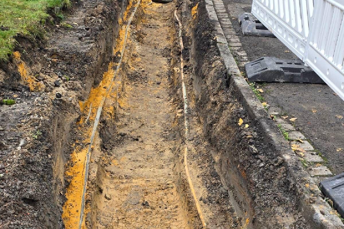 Zu sehen sind hier die hergestellten Rohr- und Leitungsgräben, nachdem wir den Boden abgetragen haben.