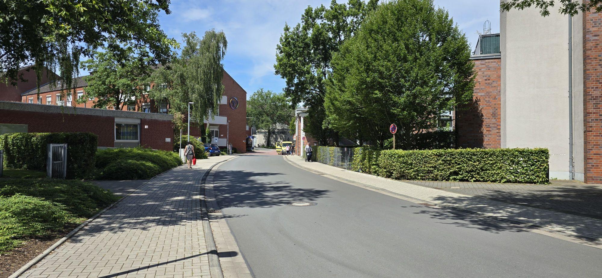 Nach dem Umbau: Die Neustraße mit neuer Asphaltdecke und beidseitigem Gehweg.